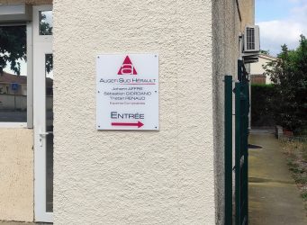 Angle du bâtiment d'Augefi Sud Hérault avec la plaque de signalétique